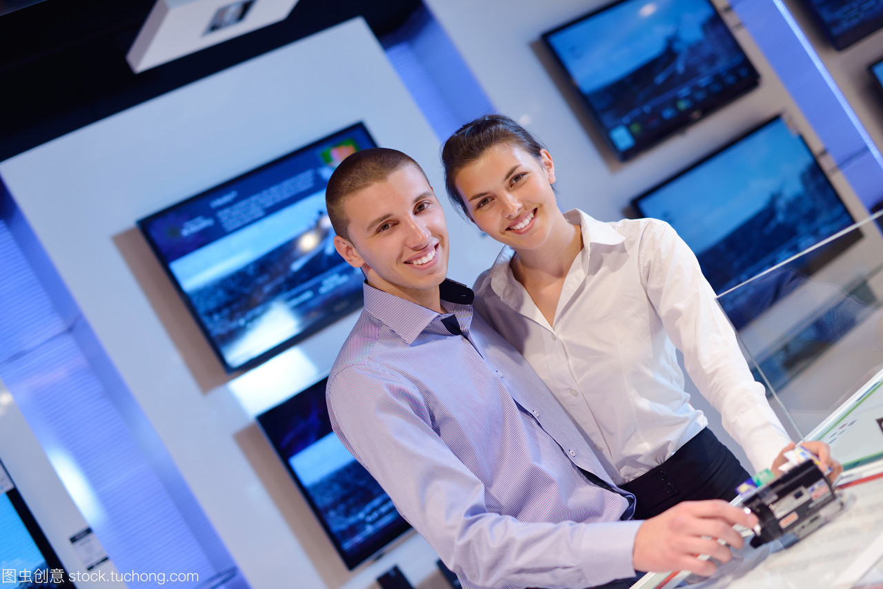 手提電腦,伉儷,筆記本電腦,筆記本,人物,人,電視機(jī),商務(wù),電視,商業(yè),生意業(yè)務(wù),生意,做生意,業(yè)務(wù),技術(shù)院校,高科技,購(gòu),女性,女人,買,成年人,成年,購(gòu)買,相機(jī),購(gòu)置,照相機(jī),開麥拉,看著,男性,須眉,攝影機(jī),男人,市場(chǎng),現(xiàn)代,模特,市廛,摩登,新,幫助,新興,新的,全新,服務(wù),擁戴,接濟(jì),侍候,聲援,匡助,幫忙,幫襯,任事,支撐,血漿,純屏電視,肖像,增援,產(chǎn)品,人像,商店,技術(shù),市肆,科技,伴侶,一般零售,白人,白種人,公司,企業(yè),藍(lán)色,藍(lán),計(jì)算機(jī),消費(fèi)者,電腦,顧客,家庭,數(shù)字的,數(shù)碼,主顧,平